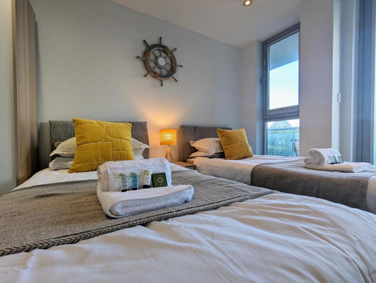 Apartment 100M From Fistral Beach- Underground Parking-Surf Shower & Locker- Sleeps 6 Newquay  Exterior photo