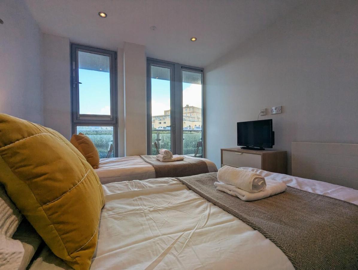 Apartment 100M From Fistral Beach- Underground Parking-Surf Shower & Locker- Sleeps 6 Newquay  Exterior photo