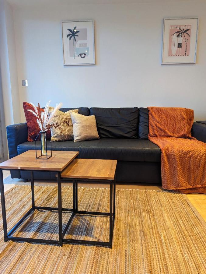 Apartment 100M From Fistral Beach- Underground Parking-Surf Shower & Locker- Sleeps 6 Newquay  Exterior photo